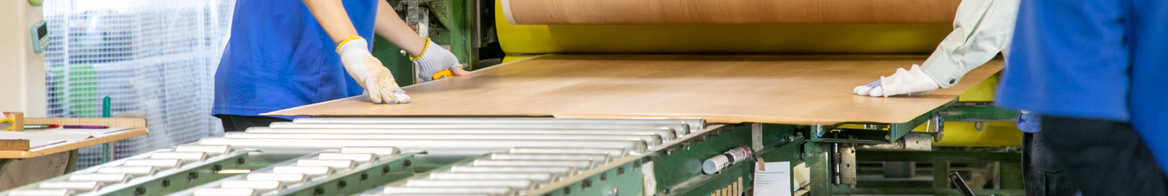 設備で生産を行う従業員