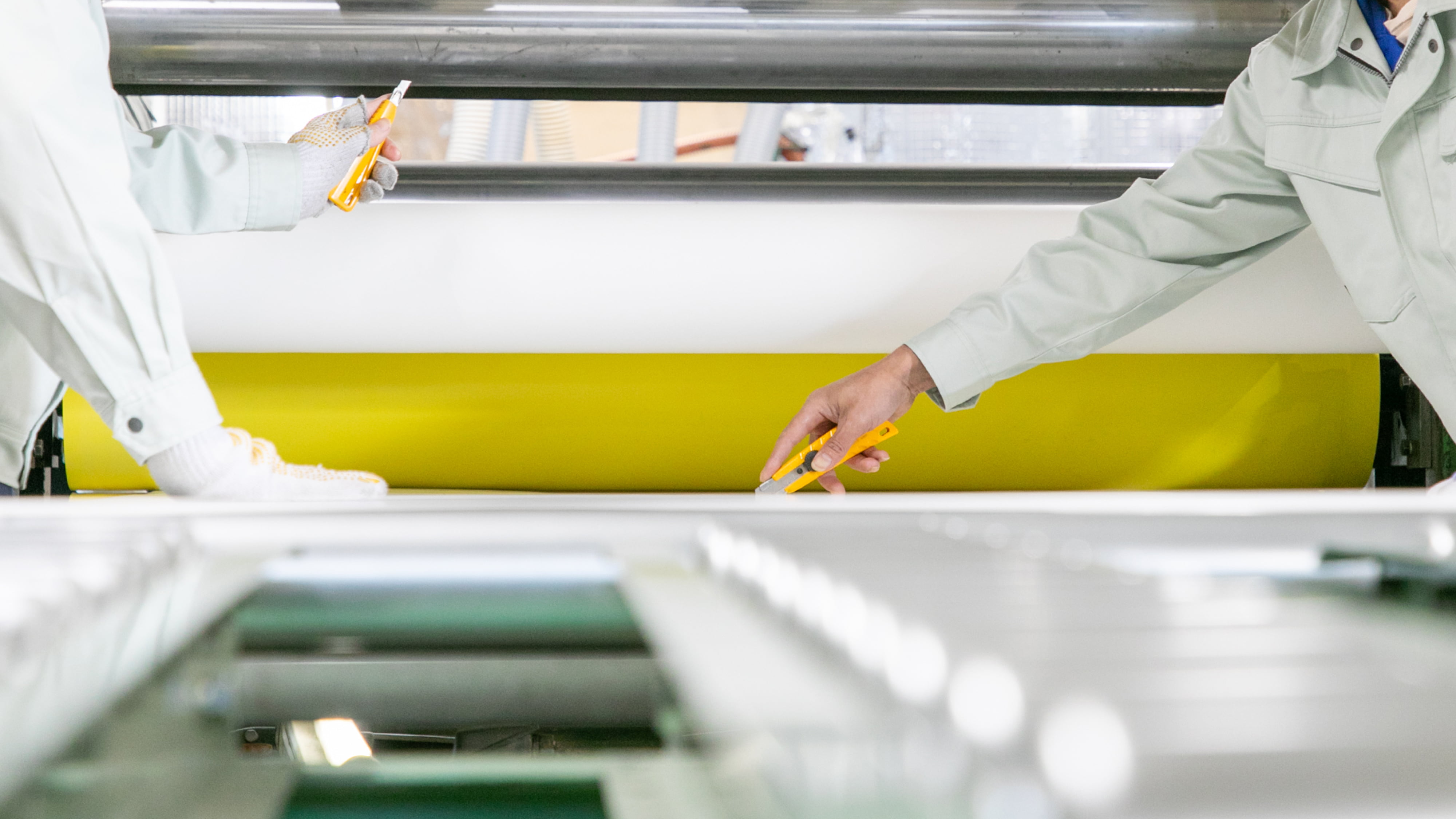 製造に取り組む従業員