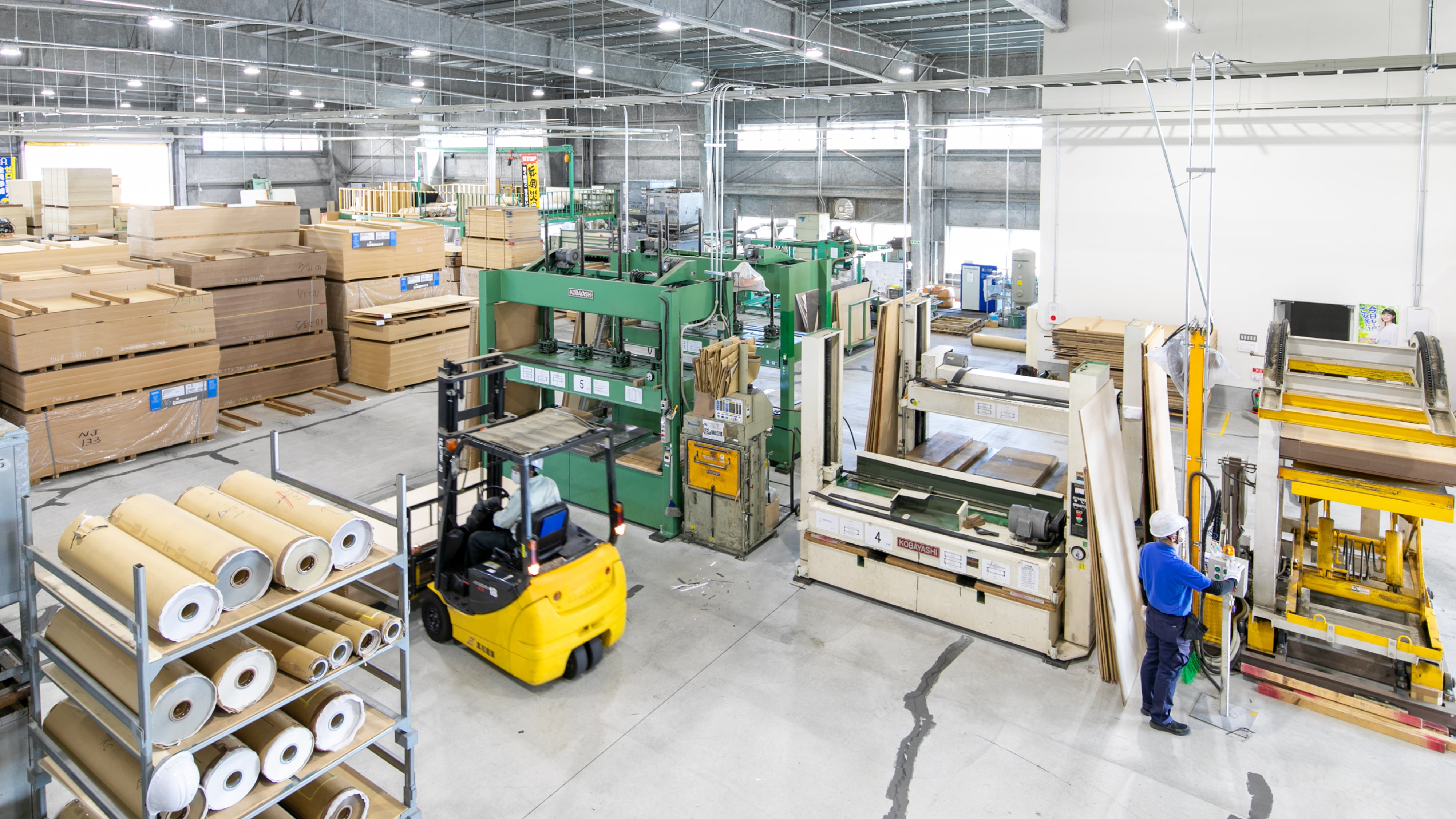 工場の内装と働く従業員